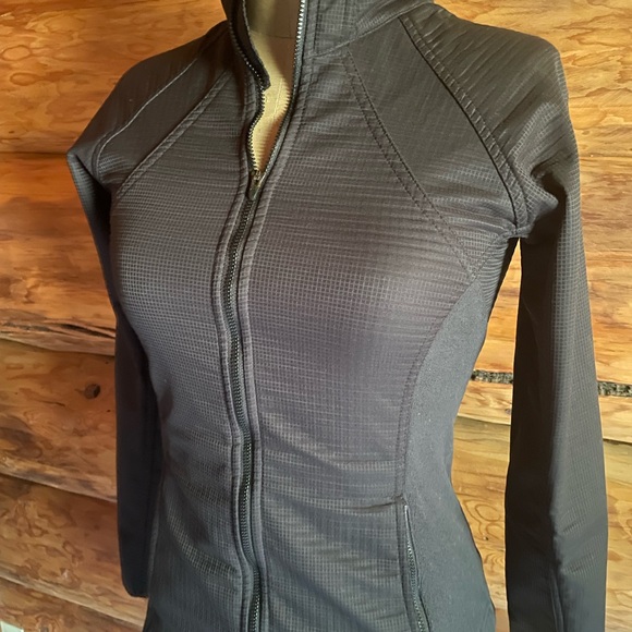 Small comfy track jacket by Nike. - Picture 2 of 6